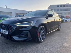Obsidianschwarz metallic Gebraucht 2022 Ford Focus ST Limousine | 33.270 € (Etwas zu teuer)