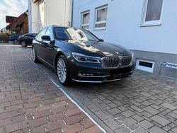 Grau Gebraucht 2017 BMW 750 Limousine | 26.500 € (Fairer Preis)