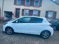 Weiß Gebraucht 2015 Toyota Yaris Hybrid Kleinwagen | 8.900 € (Fairer Preis)