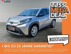 Shimmeringsilver Gebraucht 2023 Toyota Aygo Play Kleinwagen | 15.280 € (Fairer Preis)