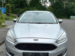 Silber Gebraucht 2015 Ford Focus Limousine | 5.900 € (Fairer Preis)