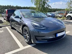Grau Gebraucht 2021 Tesla Model 3 Standard Range Plus Limousine | 23.999 € (Fairer Preis)
