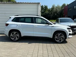 Moon white moon white Neu 2025 Skoda Karoq SportLine SUV | 39.710 € (Guter Preis)