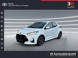 Schneeweiß Gebraucht 2023 Toyota Yaris Hybrid Basis Limousine | 21.990 € (Fairer Preis)