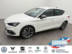 Weiß Gebraucht 2024 Seat Leon FR-Line Limousine | 32.300 € (Fairer Preis)