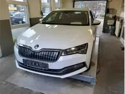 Moonweiss metallic Gebraucht 2020 Skoda Superb Kombi | 23.450 € (Guter Preis)