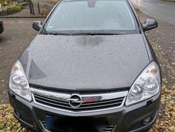 Grau Gebraucht 2010 Opel Astra Limousine | 2.900 € (Fairer Preis)
