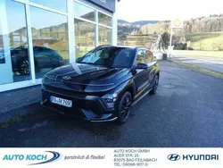 Schwarz (abyss black / mic) Gebraucht 2024 Hyundai Kona N Line SUV | 40.590 € (Etwas zu teuer)