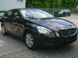 Schwarz Gebraucht 2011 Volvo V60 Kinetic Kombi | 5.990 € (Superpreis)