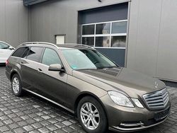 Braun Gebraucht 2012 Mercedes E300 Kombi | 11.000 €