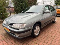 Grau Gebraucht 1998 Renault Mégane Limousine | 2.650 € (Etwas zu teuer)
