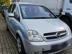 Grau Gebraucht 2005 Opel Meriva Van / Kleinbus | 1.900 € (Fairer Preis)