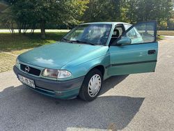 Grün Gebraucht 1996 Opel Astra Limousine | 2.100 € (Fairer Preis)