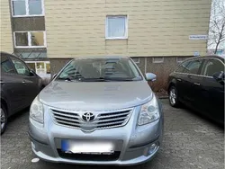 Braun Gebraucht 2011 Toyota Avensis Limousine | 11.000 € (Teuer)