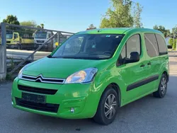 Grün Gebraucht 2015 Citroën Berlingo SELECTION Van / Kleinbus | 4.490 € (Guter Preis)