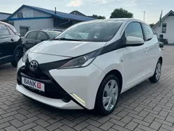 Weiß Gebraucht 2016 Toyota Aygo X-play Kleinwagen | 5.990 € (Guter Preis)