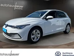 Weiß Gebraucht 2022 VW Golf VIII Life Limousine | 23.460 € (Fairer Preis)