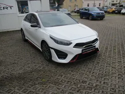Weiß Gebraucht 2022 Kia Ceed GT Limousine | 24.990 € (Fairer Preis)