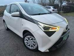 Weiß Gebraucht 2018 Toyota Aygo X-play Kleinwagen | 6.990 € (Fairer Preis)