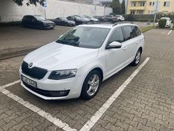 Weiß Gebraucht 2015 Skoda Octavia Ambition Kombi | 10.200 € (Fairer Preis)
