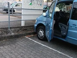 Blau Gebraucht 2002 Mercedes V230 Van / Kleinbus | 8.000 €