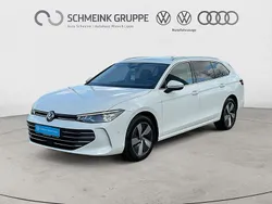 Pure white Gebraucht 2024 VW Passat Business Kombi | 32.880 €