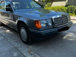 Silber Gebraucht 1987 Mercedes E260 Limousine | 12.500 €