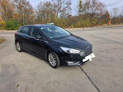 Schwarz Gebraucht 2015 Ford Focus Limousine | 5.200 €