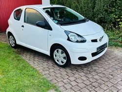 Weiß Gebraucht 2011 Toyota Aygo Kleinwagen | 3.900 € (Etwas zu teuer)