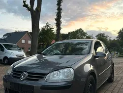 Grau Gebraucht 2004 VW Golf V Kleinwagen | 1.800 € (Fairer Preis)