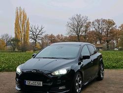 Schwarz Gebraucht 2017 Ford Focus ST Limousine | 16.900 €