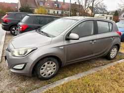 Grau Gebraucht 2012 Hyundai i20 Edition Kleinwagen | 4.700 € (Fairer Preis)