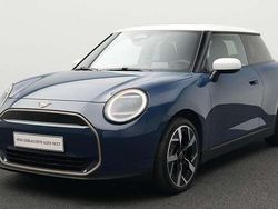 Blau Gebraucht 2024 Mini Cooper Favoured Kleinwagen | 29.468 € (Etwas zu teuer)