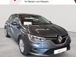 Titaniumgrau metallic Gebraucht 2021 Renault Mégane IV Intens Limousine | 16.990 € (Guter Preis)