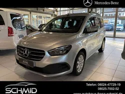 Helvinsilber Gebraucht 2023 Mercedes 180 Progressive Limousine | 27.777 € (Fairer Preis)