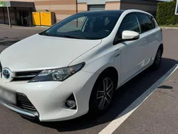 Weiß Gebraucht 2014 Toyota Auris Hybrid Life Limousine | 10.499 € (Fairer Preis)