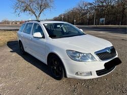 Weiß Gebraucht 2012 Skoda Octavia Elegance Kombi | 4.999 € (Superpreis)