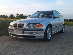 Silber Gebraucht 1999 BMW 320 Kombi | 2.000 €