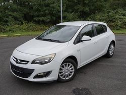 Weiß Gebraucht 2012 Opel Astra Selection Limousine | 3.799 € (Etwas zu teuer)