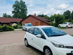 Weiß Gebraucht 2013 Toyota Yaris Kleinwagen | 7.950 €