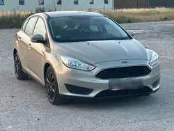 Grau Gebraucht 2015 Ford Focus Limousine | 5.900 € (Guter Preis)