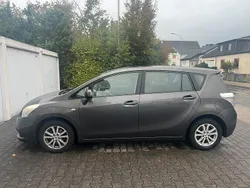 Grau Gebraucht 2011 Toyota Verso Van / Kleinbus | 10.500 € (Fairer Preis)