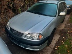 Grau Gebraucht 2002 Toyota Avensis Kombi | 750 € (Superpreis)