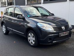 Grau Gebraucht 2009 Dacia Sandero Kleinwagen | 1.680 € (Fairer Preis)