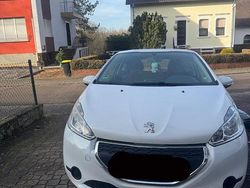 Weiß Gebraucht 2012 Peugeot 208 Kleinwagen | 2.800 €