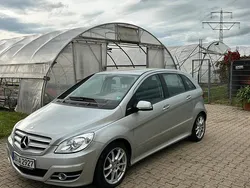 Grau Gebraucht 2010 Mercedes B180 Van / Kleinbus | 7.500 €
