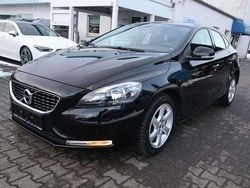 Black solid stone Gebraucht 2016 Volvo V40 Kinetic Limousine | 10.480 € (Fairer Preis)