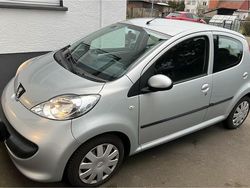 Silber Gebraucht 2007 Peugeot 107 Kleinwagen | 2.750 € (Etwas zu teuer)