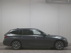 Grau Gebraucht 2021 BMW 330e Sport Line Kombi | 22.580 € (Fairer Preis)