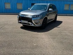 Grau Gebraucht 2020 Mitsubishi Outlander P-HEV Plus SUV | 22.799 € (Fairer Preis)